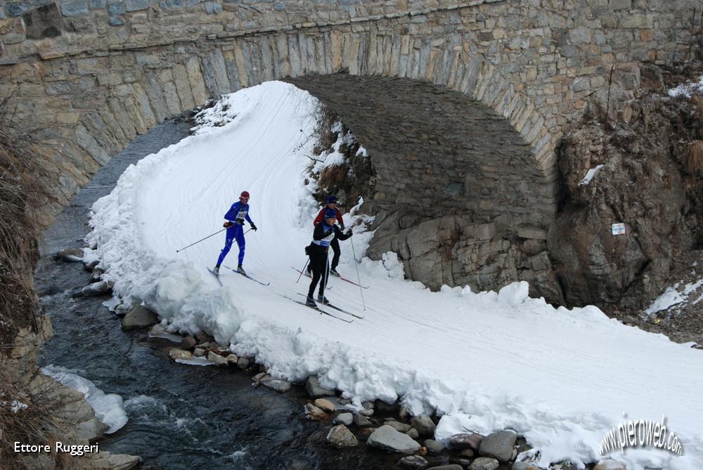 9 - passaggio sotto il ponte.JPG